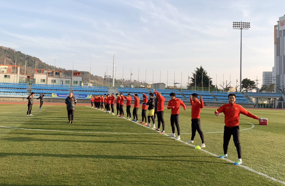 Ch&ugrave;m ảnh U23 Việt Nam luyện c&ocirc;ng, Quang Hải h&aacute;o hức tập luyện trong gi&aacute; lạnh - Ảnh 7.