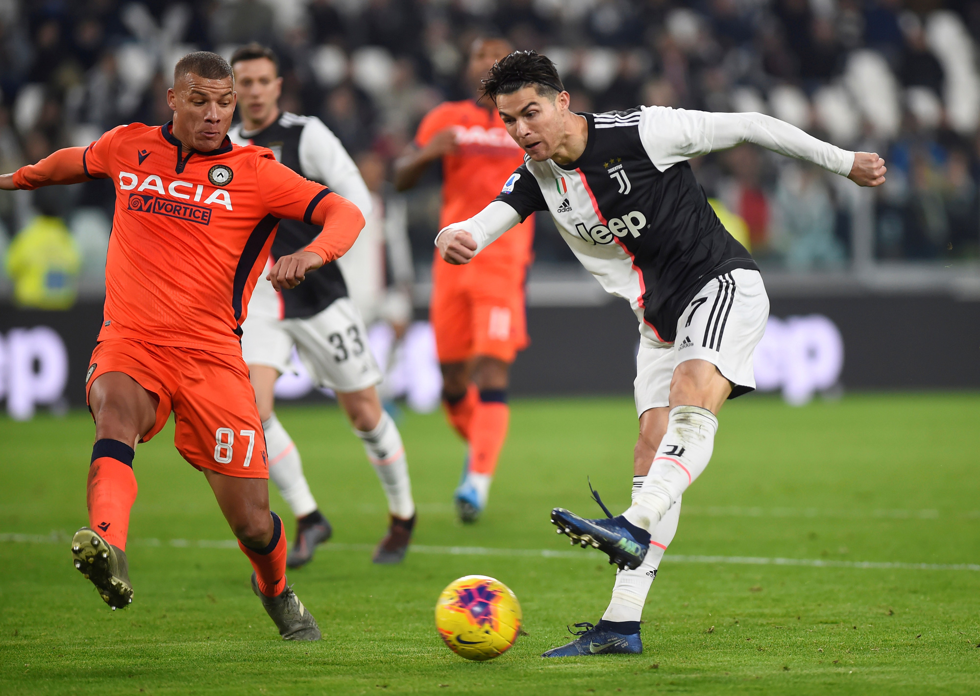 Ronaldo lập kỷ lục ghi bàn, Juventus bám sát ngôi đầu bảng - Ảnh 1.