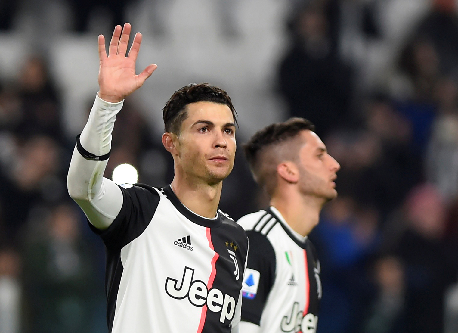 Ronaldo lập kỷ lục ghi bàn, Juventus bám sát ngôi đầu bảng
