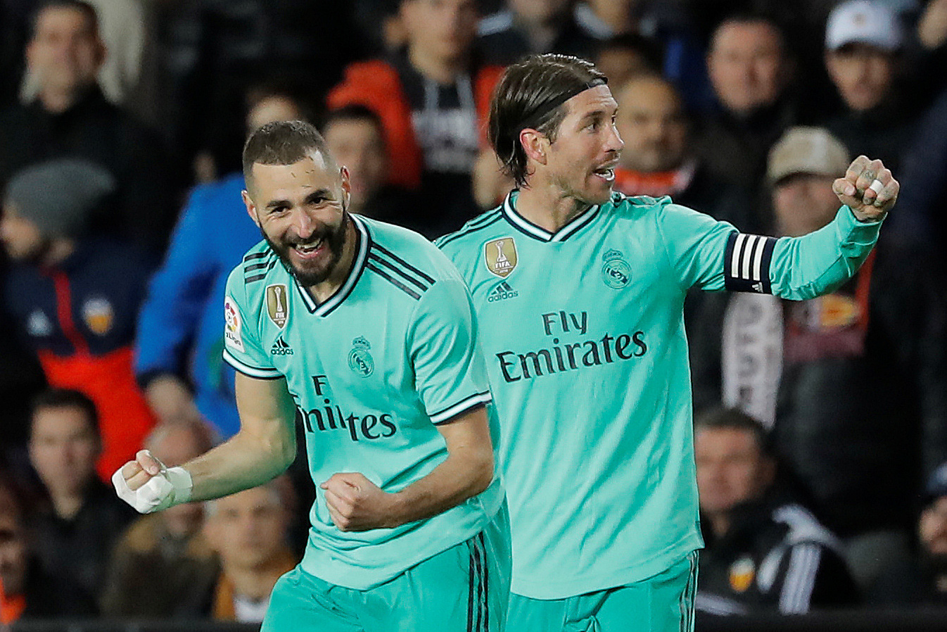 Thủ thành Courtois đánh đầu "kiến tạo" Benzema lập công giúp Real Madrid thoát thua