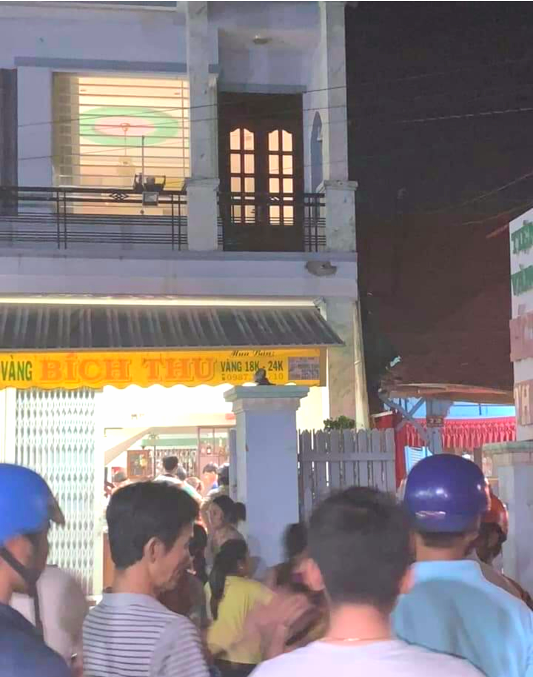 Truy bắt kẻ đội n&oacute;n vải, d&ugrave;ng gạch đập tủ tiệm v&agrave;ng cướp t&agrave;i sản - Ảnh 1.