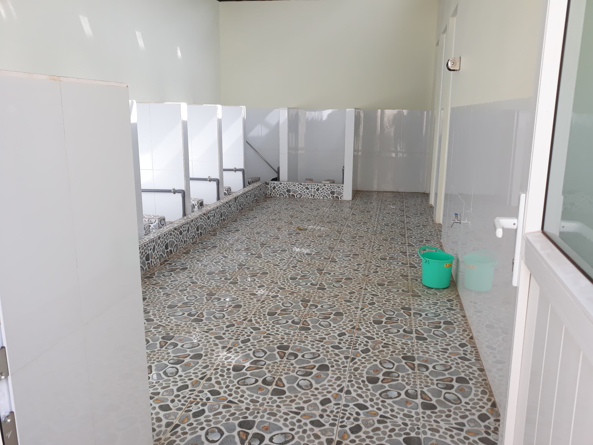 Nữ sinh bị kẻ lạ d&acirc;m &ocirc; trong nh&agrave; vệ sinh gần 2 tiết nhưng gi&aacute;o vi&ecirc;n kh&ocirc;ng biết - Ảnh 2.