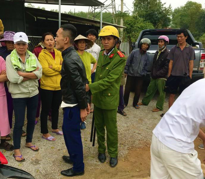 Hẹn nhau huyết chiến, trai l&agrave;ng ch&eacute;m đối thủ bị thương rồi ch&acirc;m lửa đốt lu&ocirc;n xe m&aacute;y - Ảnh 1.