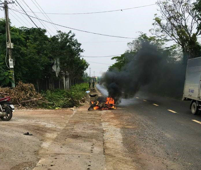 Hẹn nhau huyết chiến, trai l&agrave;ng ch&eacute;m đối thủ bị thương rồi ch&acirc;m lửa đốt lu&ocirc;n xe m&aacute;y - Ảnh 2.