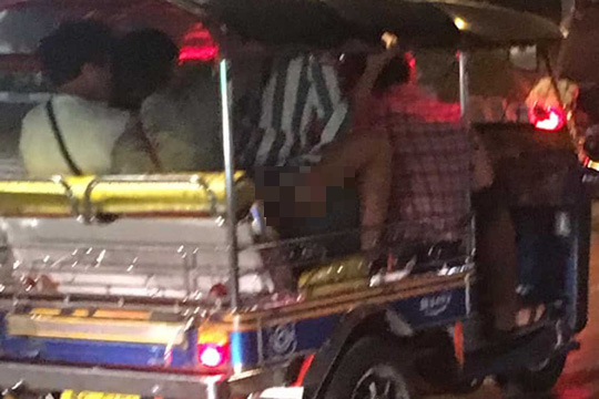 Cư dân mạng Thái Lan phẫn nộ trước cảnh "mây mưa" trên xe tuk tuk