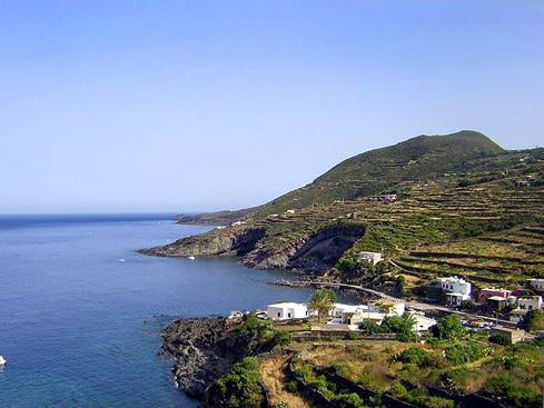 Khối t&agrave;i sản h&agrave;o nho&aacute;ng 11,2 tỉ USD của &ocirc;ng tr&ugrave;m thời trang Italy - Ảnh 10.