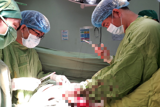 Bệnh viện báo động đỏ để dồn sức cứu 2 thanh niên bị đâm dã man