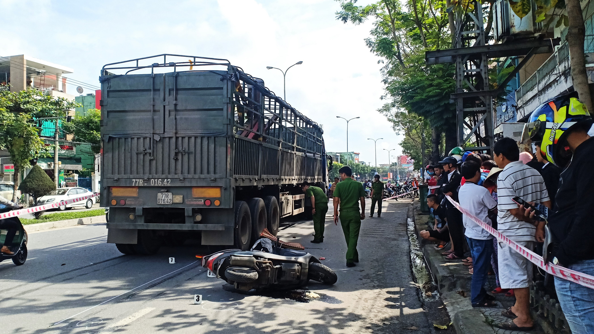 Trên đường đi đón con, người phụ nữ tử vong thương tâm dưới bánh xe đầu kéo