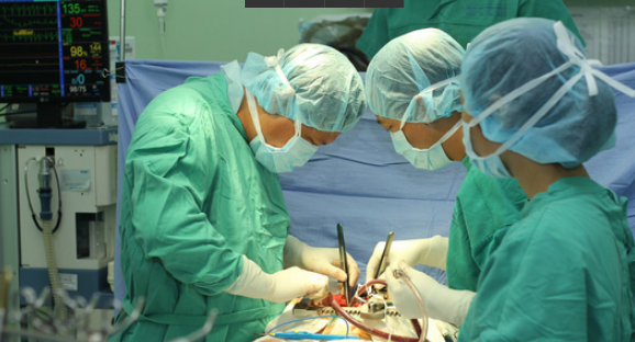 Cứu sống người bị khối bê tông đè dập tim, phổi
