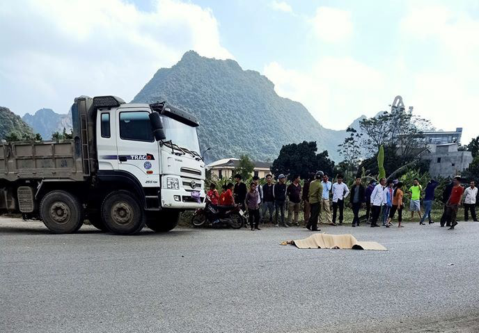 Trên đường đi học về, nữ sinh lớp 10 tử vong sau cú va chạm với xe tải
