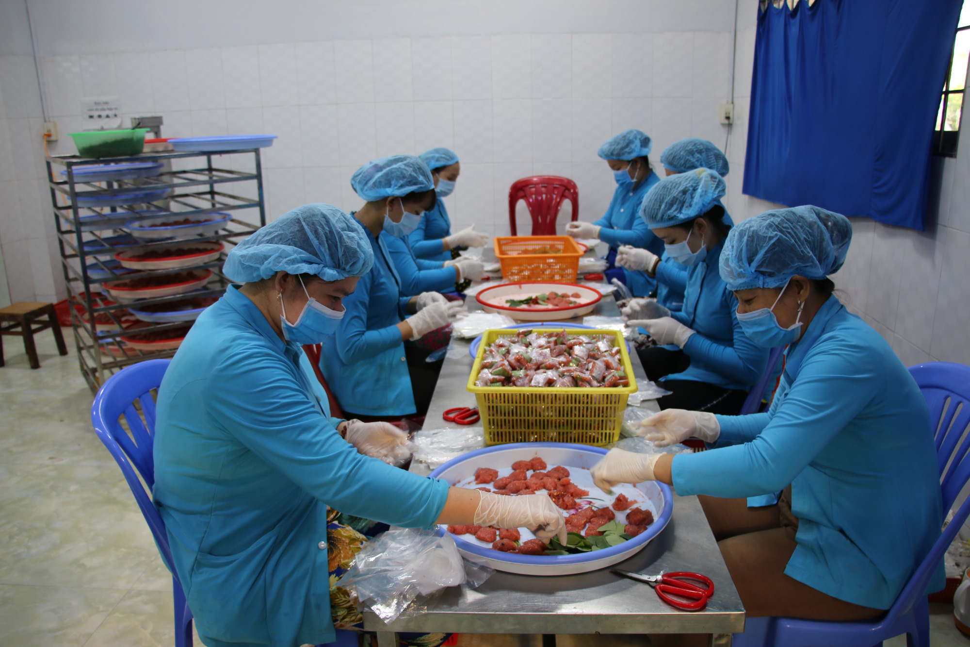 Về đất sen hồng thưởng thức m&oacute;n nem trứ danh - Ảnh 5.