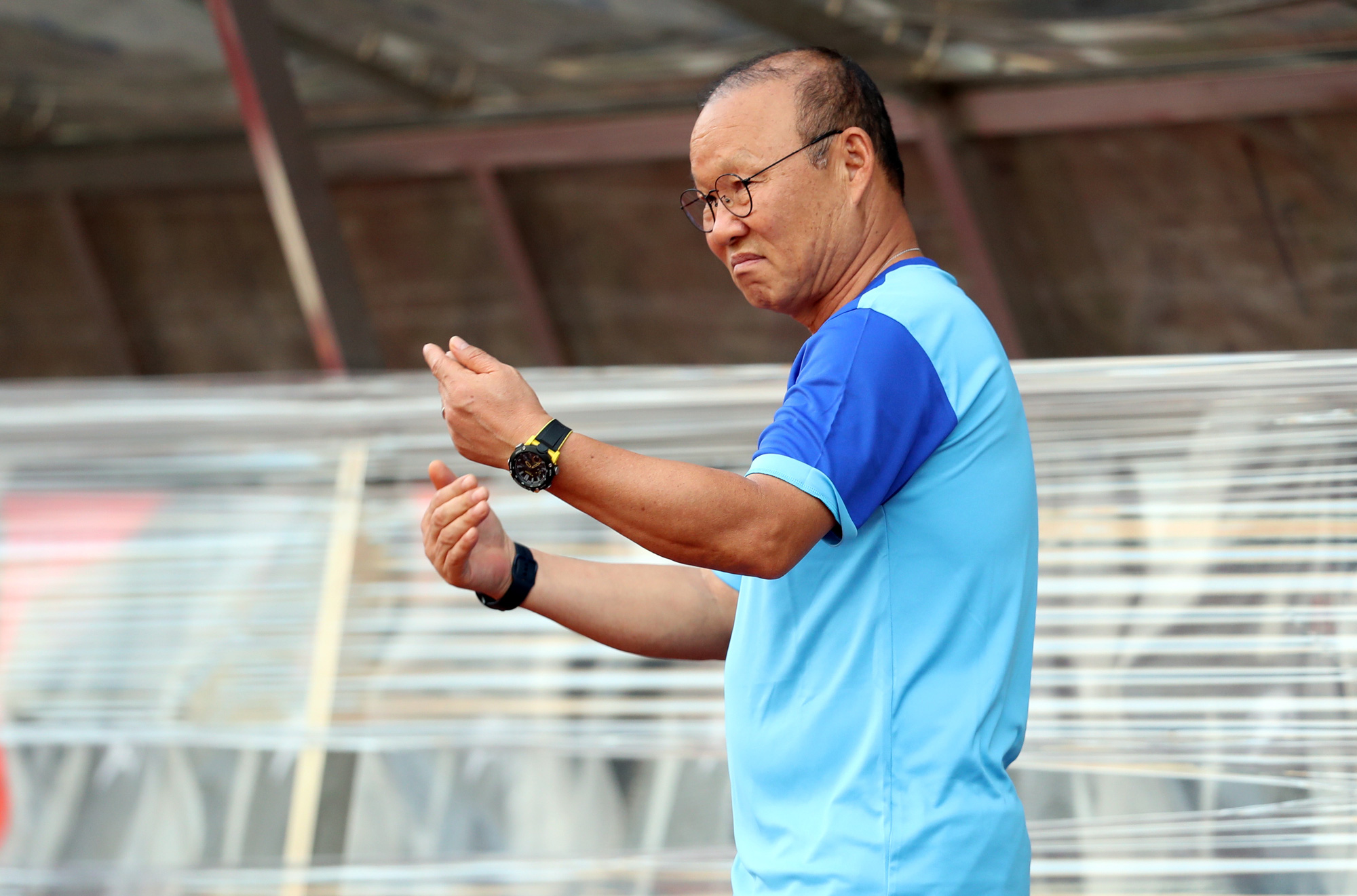 HLV Park Hang-seo giơ 2 ng&oacute;n tay, chỉ v&agrave;o đầu nghĩa l&agrave; c&oacute; người chểnh mảng - Ảnh 4.
