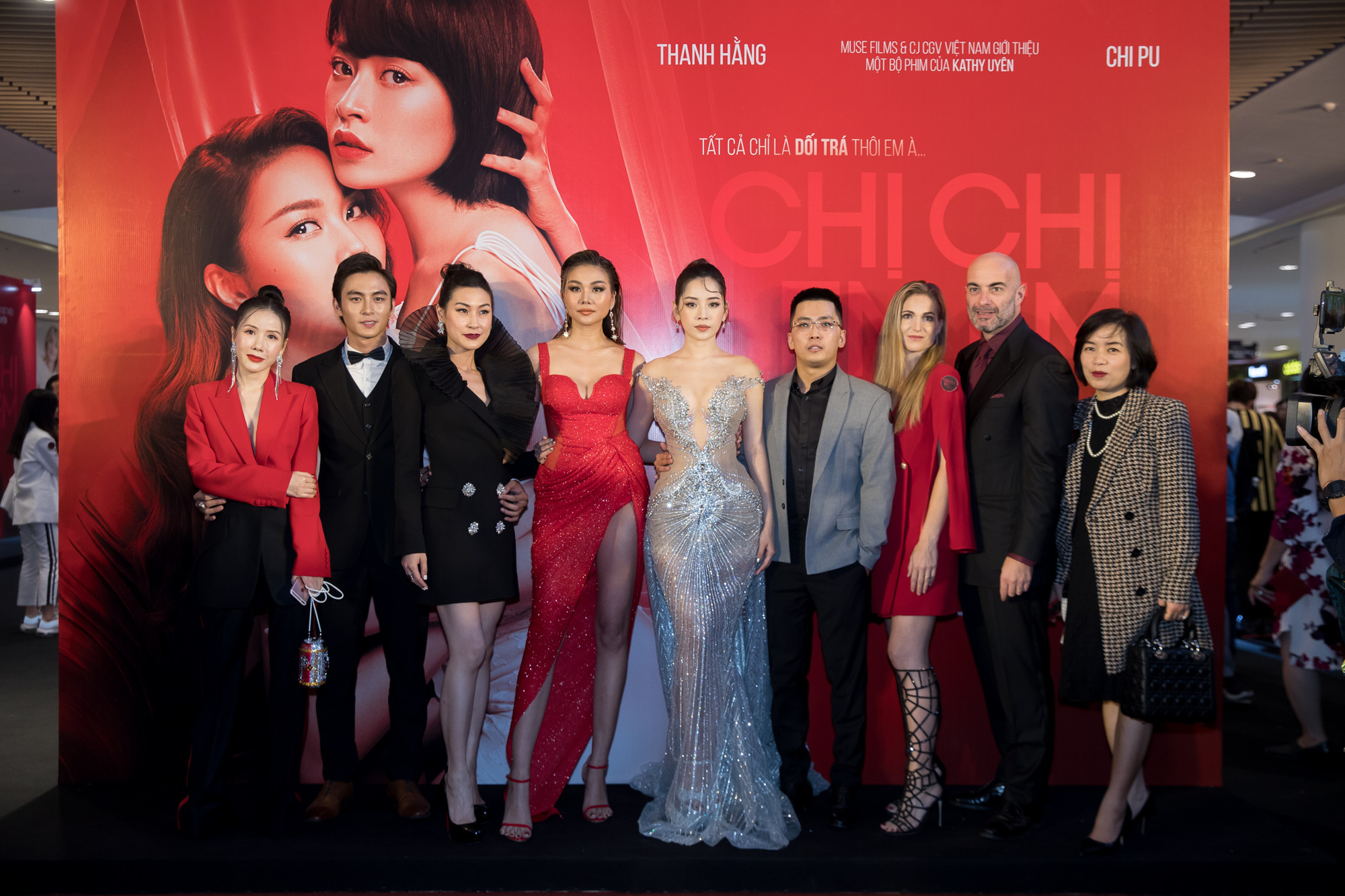 Thanh Hằng, Chi Pu đọ sắc tr&ecirc;n thảm đỏ Chị chị em em - Ảnh 17.