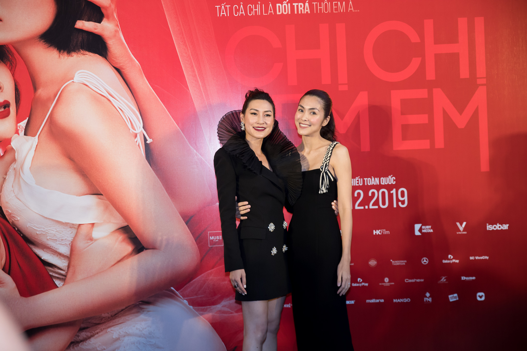 Thanh Hằng, Chi Pu đọ sắc tr&ecirc;n thảm đỏ Chị chị em em - Ảnh 12.