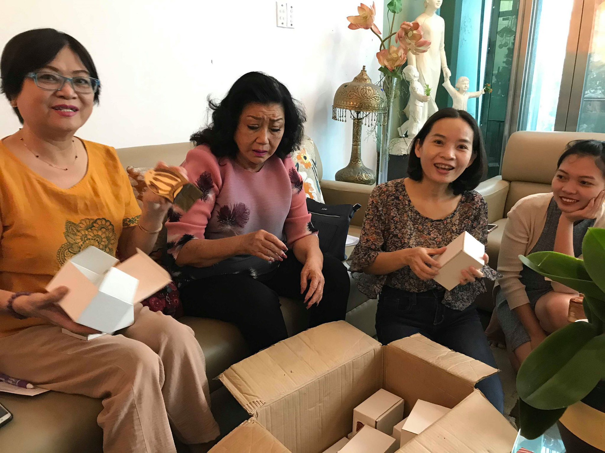 NSND Kim Cương D&ugrave; thế n&agrave;o cũng phải lo c&aacute;i tết nghệ sĩ đằm ấm - Ảnh 3.