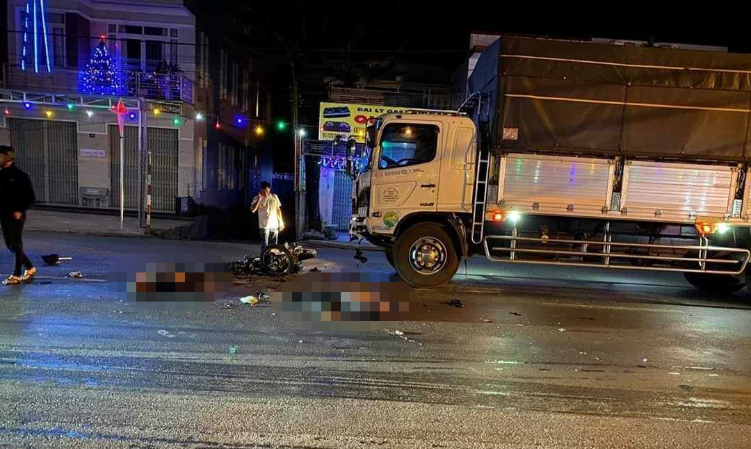 Tông trực diện vào xe tải, 2 thanh niên đi xe máy tử vong tại chỗ