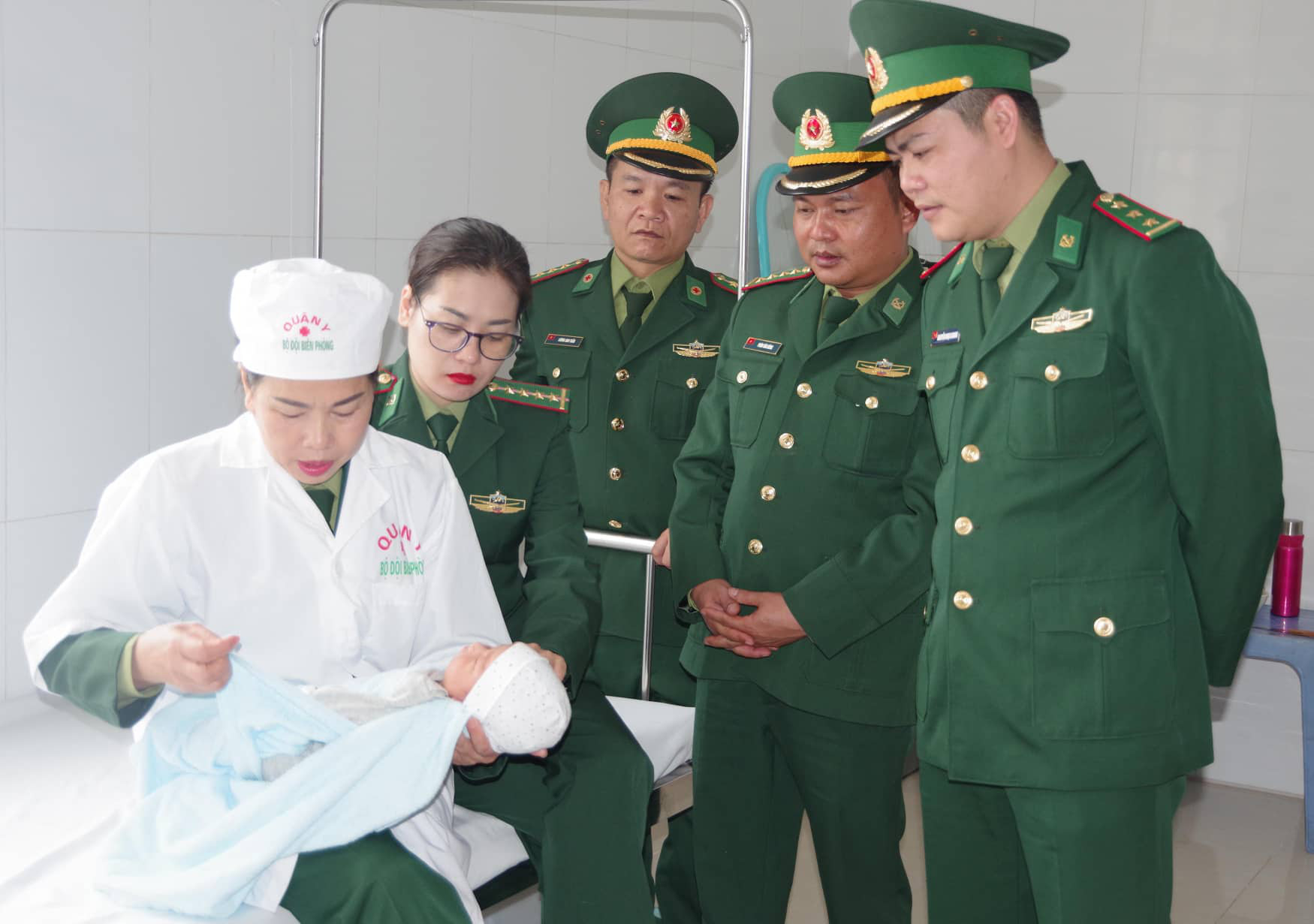 Tạm giữ hai người Trung Quốc định đưa trẻ sơ sinh qua bi&ecirc;n giới b&aacute;n - Ảnh 2.