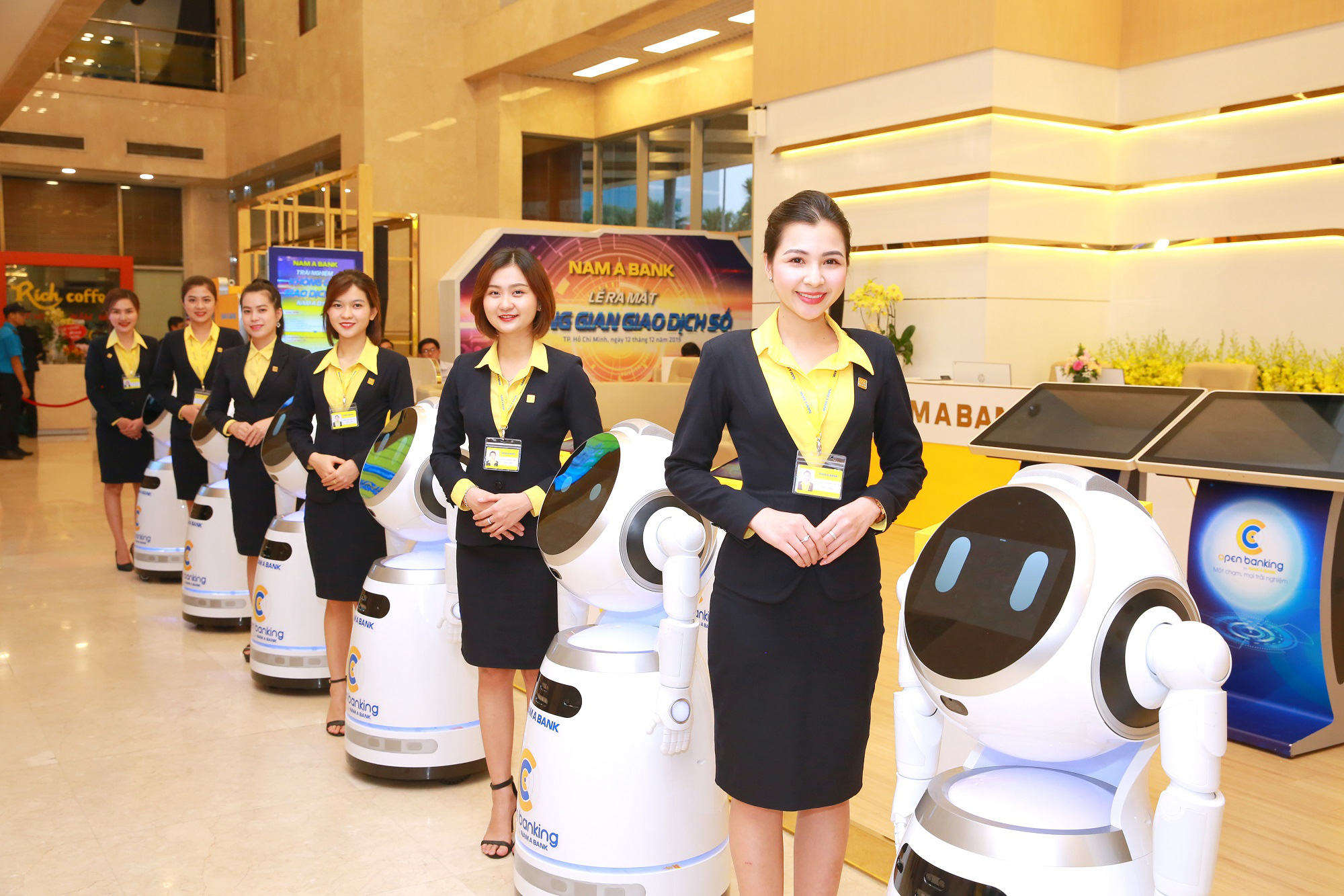 Có hay không việc cắt giảm nhân sự khi đưa robot vào phục vụ khách hàng? - Ảnh 3.