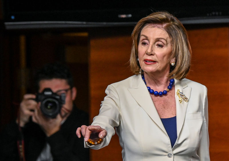 Sau khẩu chiến, ông Trump và bà Pelosi thư chiến nảy lửa - Ảnh 2.