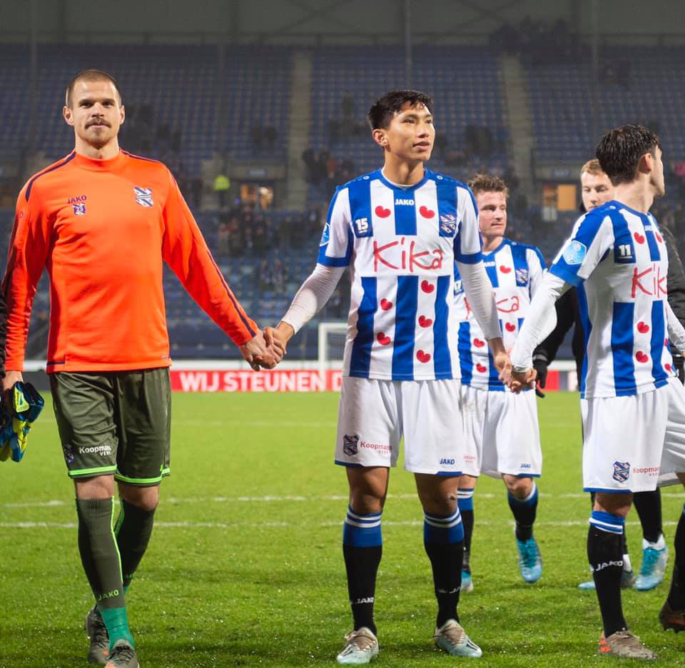 Văn Hậu đ&atilde; được thi đấu cho Heerenveen: Đ&aacute; 4 ph&uacute;t cuối, nhận 1 thẻ v&agrave;ng - Ảnh 1.