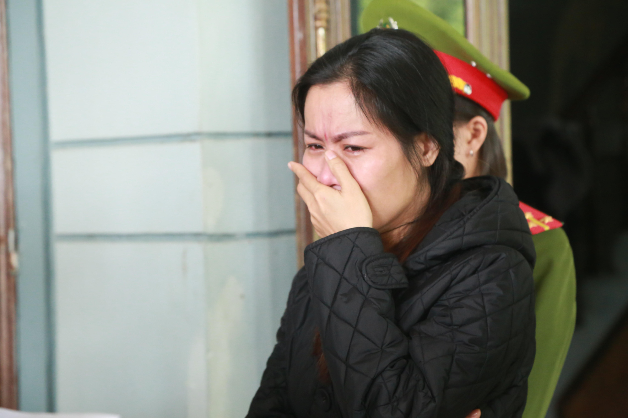 Lừa đảo hàng trăm triệu đồng, người phụ nữ khóc lóc khi bị bắt
