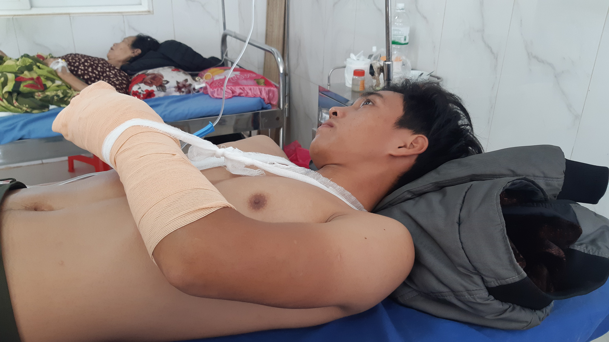 Kiểm lâm kể lại giây phút kinh hoàng bị lâm tặc chém để giải cứu đồng bọn