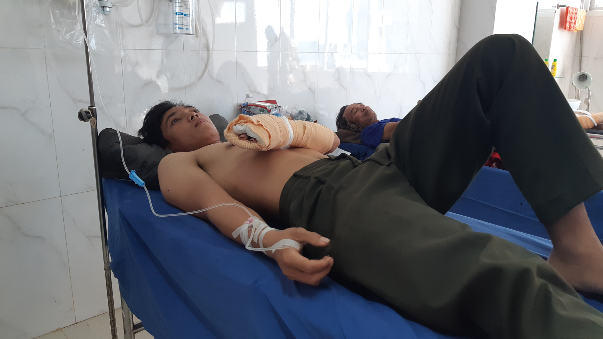 Kiểm l&acirc;m kể lại gi&acirc;y ph&uacute;t kinh ho&agrave;ng bị l&acirc;m tặc ch&eacute;m, giải cứu đồng bọn - Ảnh 1.