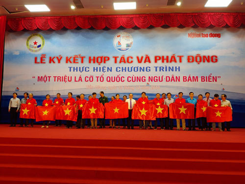 Hân hoan đón cờ Tổ quốc