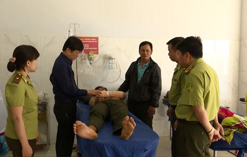 Lâm tặc ngày càng manh động, dùng dao, súng tấn công kiểm lâm