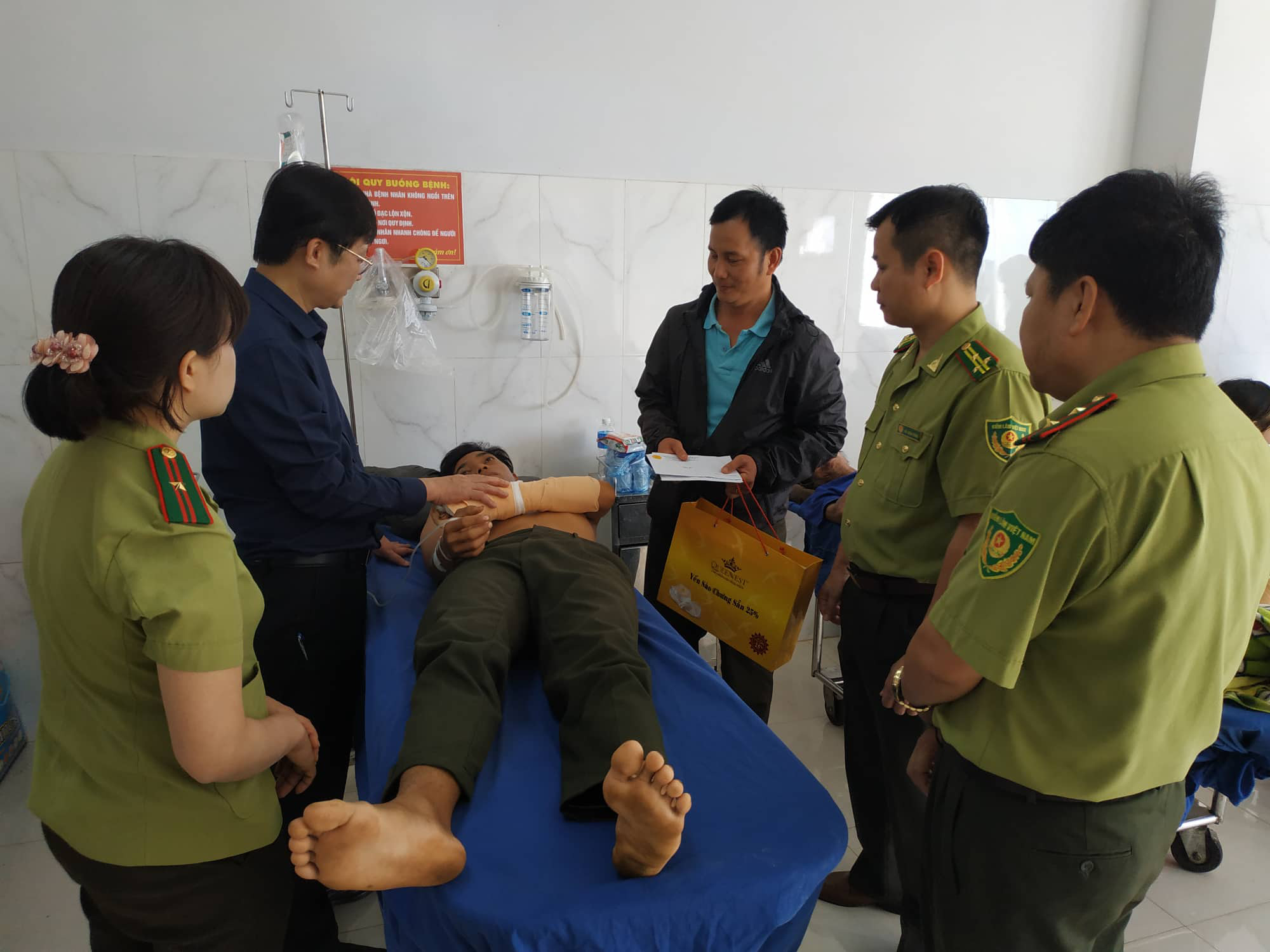 Kiểm l&acirc;m kể lại gi&acirc;y ph&uacute;t kinh ho&agrave;ng bị l&acirc;m tặc ch&eacute;m, giải cứu đồng bọn - Ảnh 4.