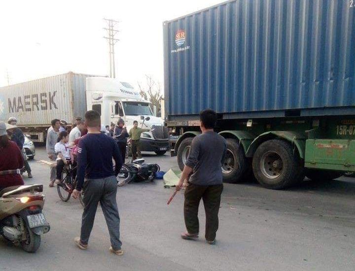 Ông chở cháu đi học về va chạm với xe container, 2 cháu trai tử vong thương tâm