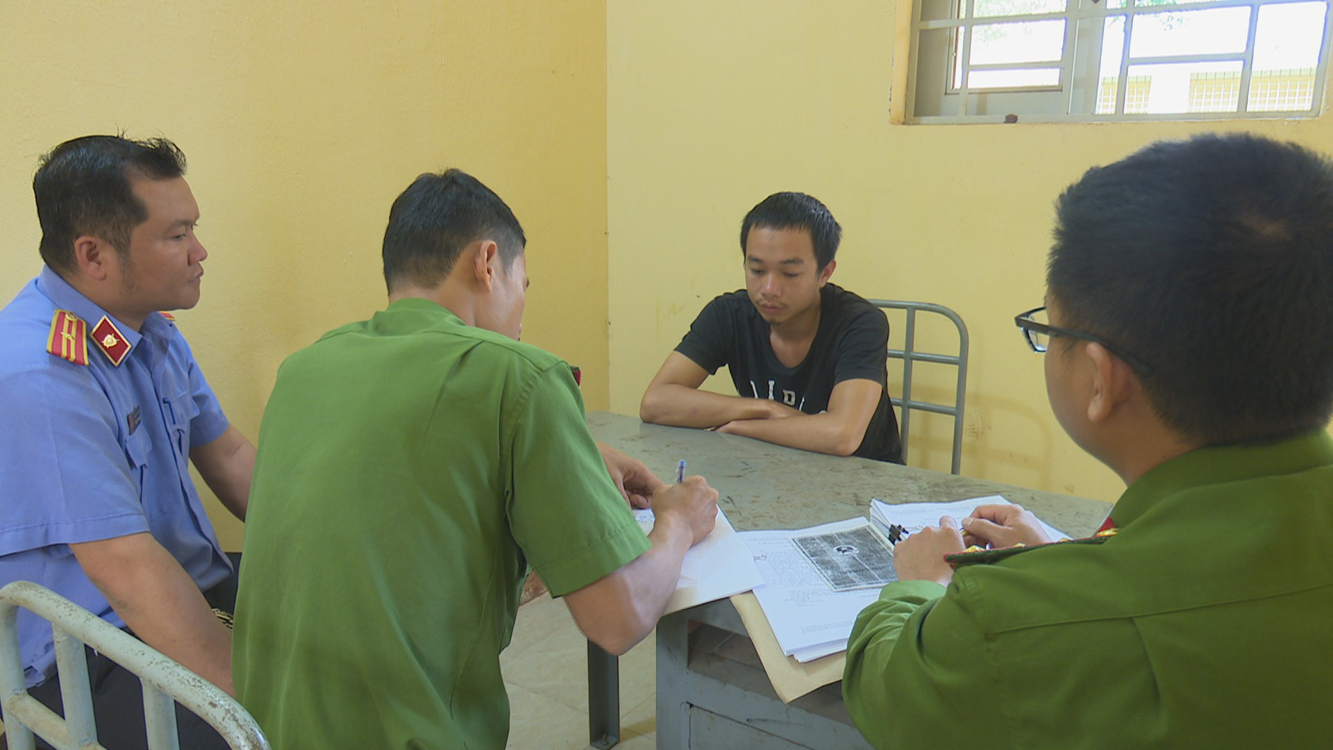 Cha ngủ trong nhà, con gái vẫn bị hiếp dâm
