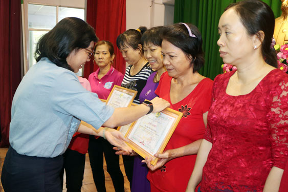 Tuyên dương nữ chủ nhà trọ chăm lo cho công nhân