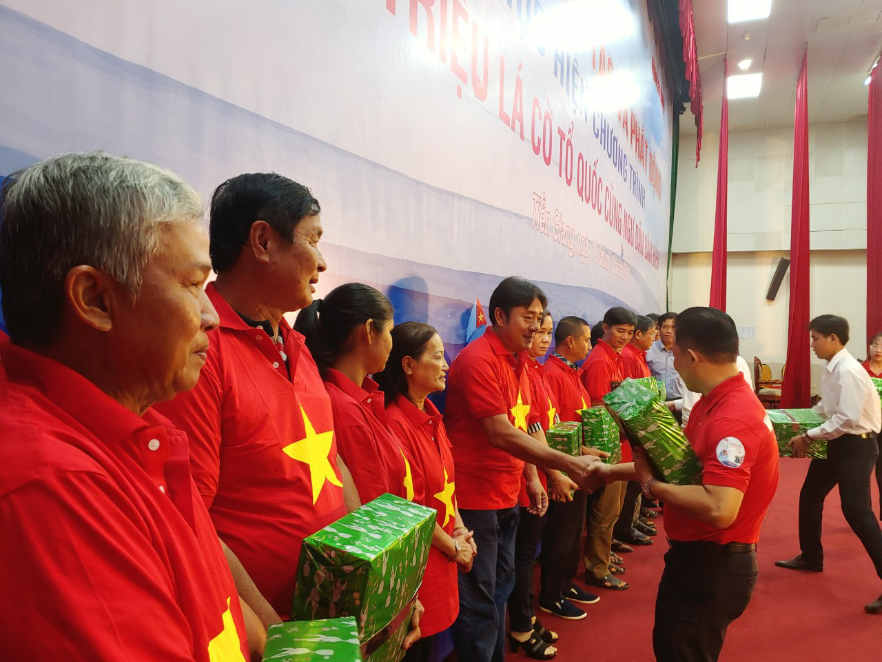 Ngư d&acirc;n Tiền Giang h&acirc;n hoan đ&oacute;n cờ Tổ quốc - Ảnh 17.