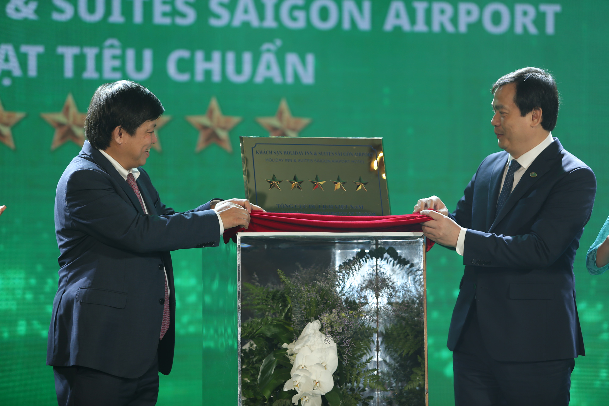 Kh&aacute;ch sạn Holiday Inn & Suites đạt chứng nhận kh&aacute;ch sạn 5 sao. - Ảnh 2.