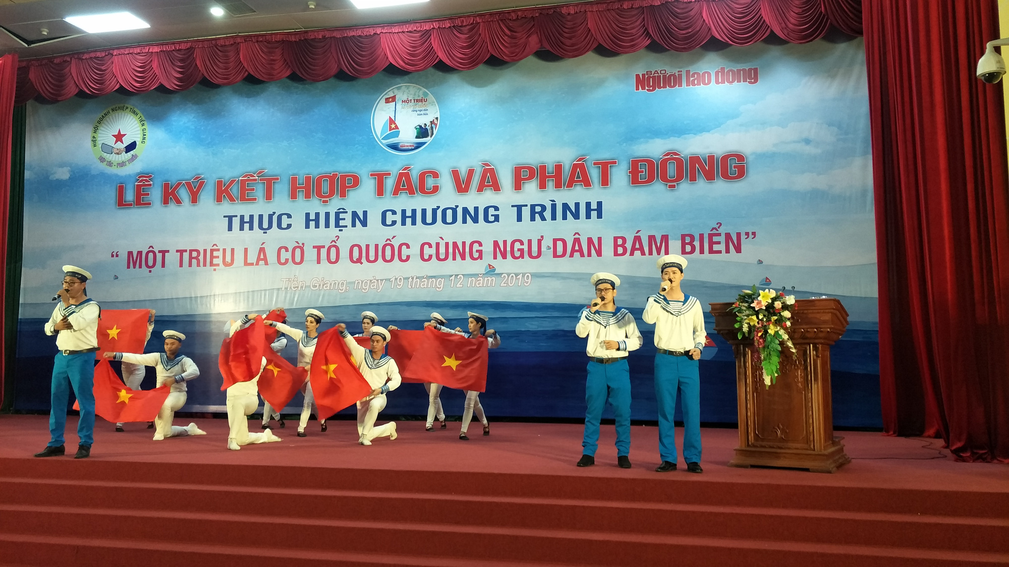 Ngư d&acirc;n Tiền Giang h&acirc;n hoan đ&oacute;n cờ Tổ quốc - Ảnh 3.