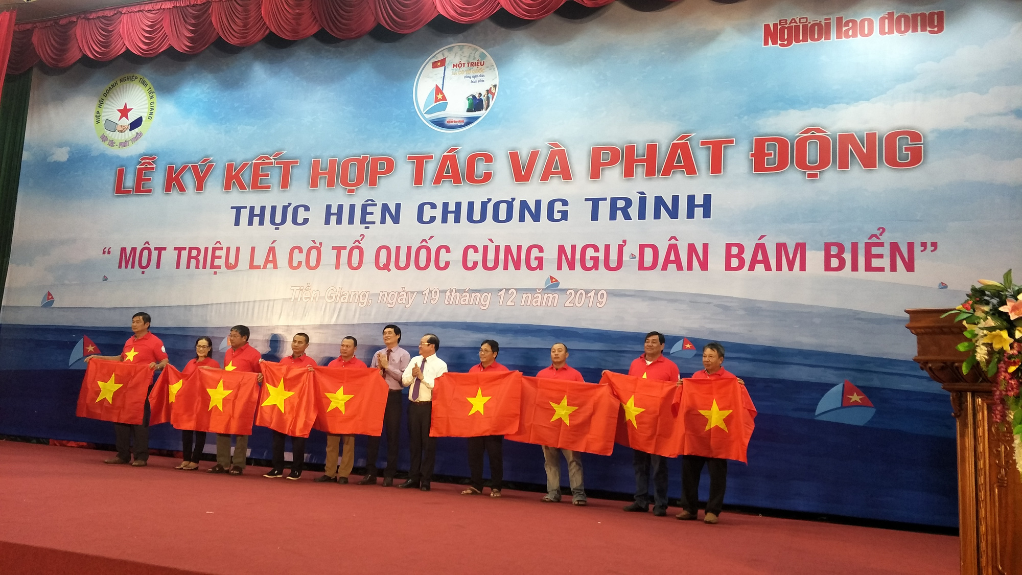 Ngư d&acirc;n Tiền Giang h&acirc;n hoan đ&oacute;n cờ Tổ quốc - Ảnh 2.