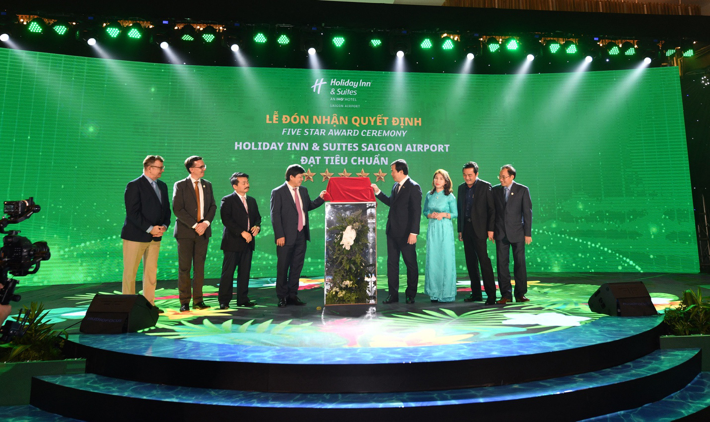 Kh&aacute;ch sạn Holiday Inn & Suites đạt chứng nhận kh&aacute;ch sạn 5 sao. - Ảnh 1.