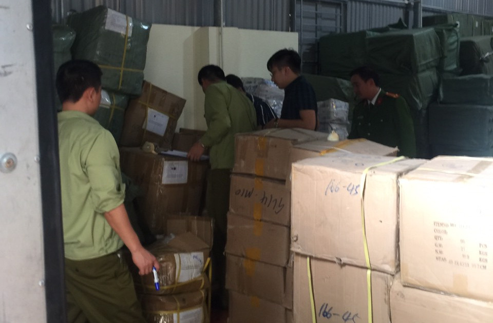"Đột kích" doanh nghiệp bán bình sữa, núm ti, bao cao su nhập lậu và giả nguồn gốc xuất xứ
