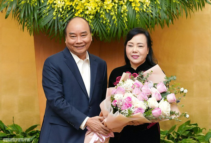 Nguyên Bộ trưởng Nguyễn Thị Kim Tiến xúc động nhận hoa từ Thủ tướng