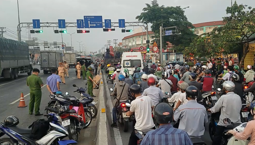 TP HCM: Người đàn ông tử vong nghi bị xe tông trên Quốc lộ 1