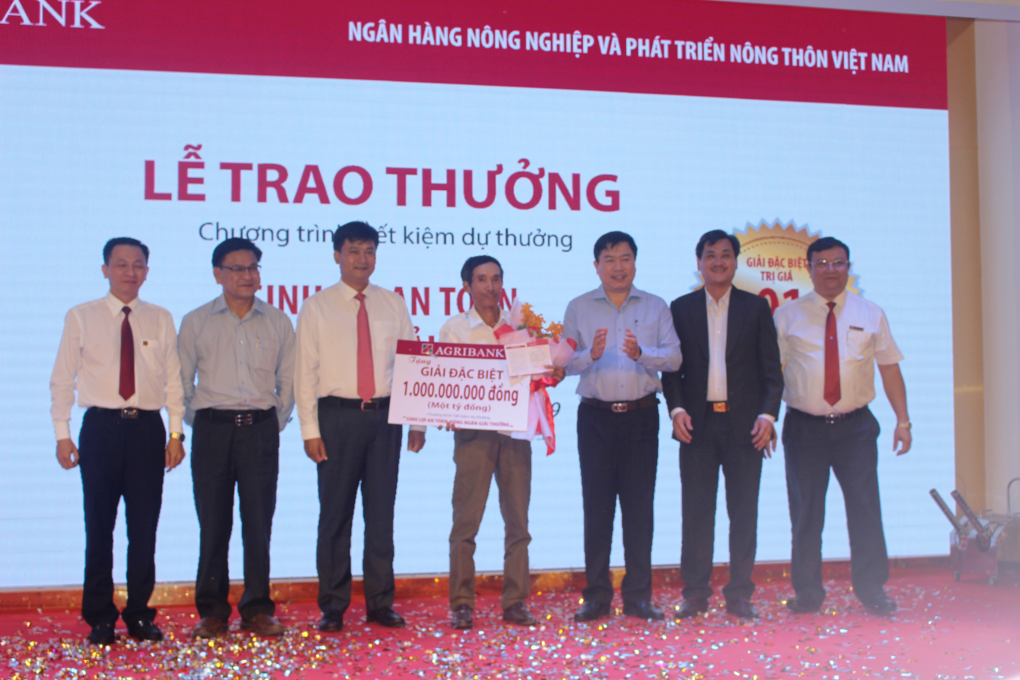 Một n&ocirc;ng d&acirc;n Ph&uacute; Y&ecirc;n tr&uacute;ng thưởng 1 tỉ đồng khi gửi tiết kiệm - Ảnh 1.