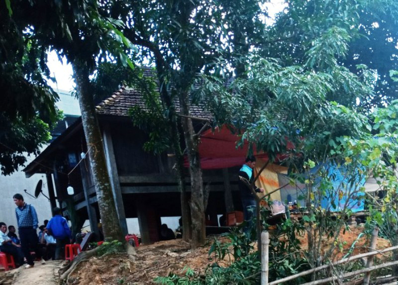 Cầm súng đi săn, chồng giật mình bóp cò bắn vợ tử vong