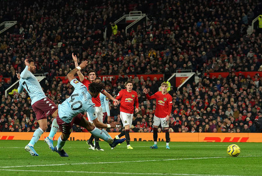Mất điểm ngỡ ng&agrave;ng s&acirc;n nh&agrave;, Man United ng&agrave;y c&agrave;ng xa Top 4 - Ảnh 5.