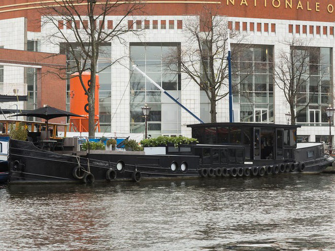 Bên trong 'cung điện nổi' xa xỉ trên sông ở Amsterdam