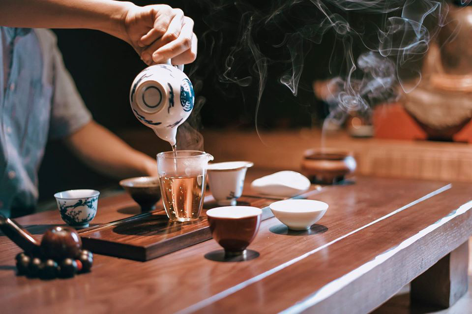 Thưởng trà và ngắm Hà Nội ngày đông