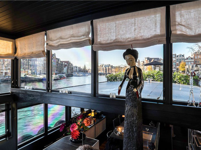 B&ecirc;n trong cung điện nổi xa xỉ tr&ecirc;n s&ocirc;ng ở Amsterdam - Ảnh 6.