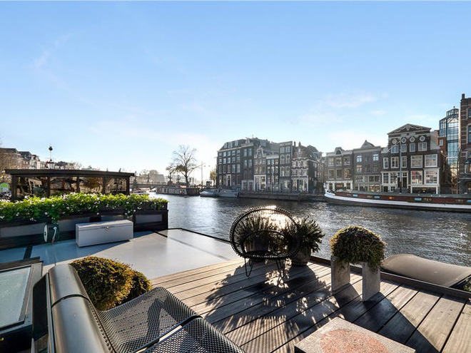 B&ecirc;n trong cung điện nổi xa xỉ tr&ecirc;n s&ocirc;ng ở Amsterdam - Ảnh 8.