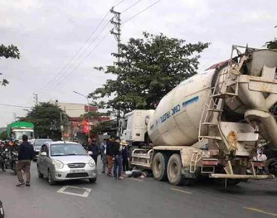 Xe máy "kẹp" 3 đánh võng ngã trước mũi xe bồn, cả 3 thanh niên bị cán thương vong