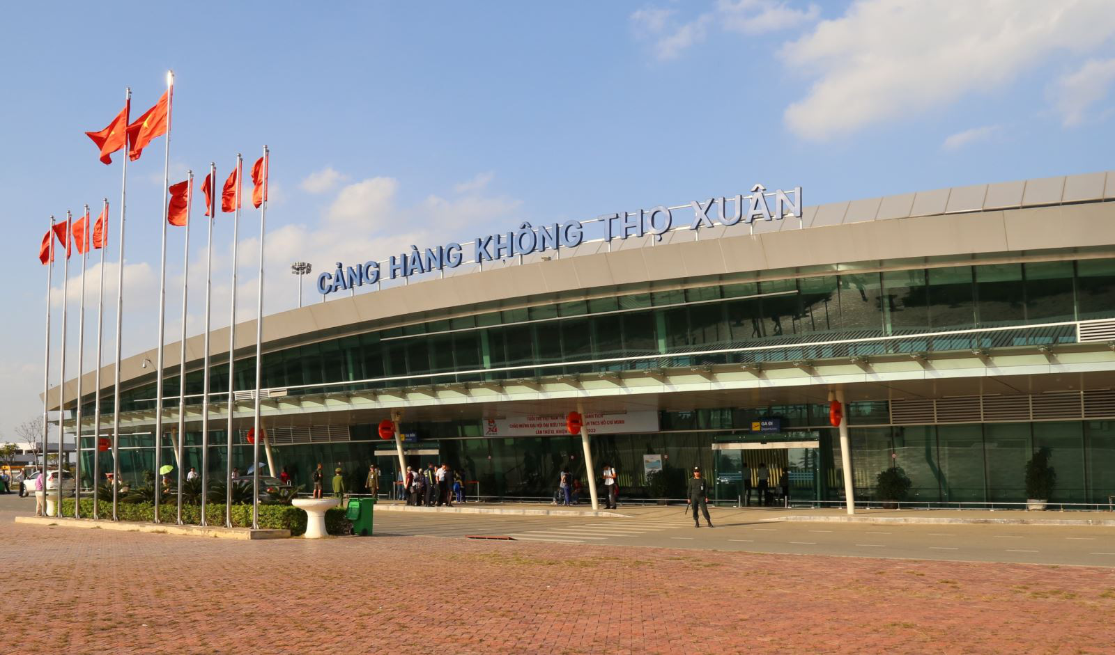 Hành khách bỏ quên ví có 200 triệu đồng ở xe đẩy sân bay